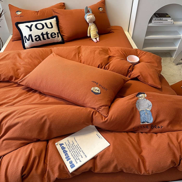 91家纺网 家纺一手货源 找家纺 眠帛家居 2024新款水洗棉提花刺绣四件套-熊先生 熊先生-秋意红