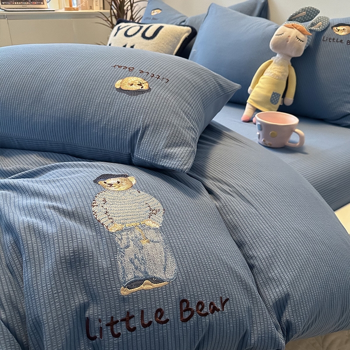 91家纺网 家纺一手货源 找家纺 眠帛家居 2024新款水洗棉提花刺绣四件套-熊先生 熊先生-冰岛蓝
