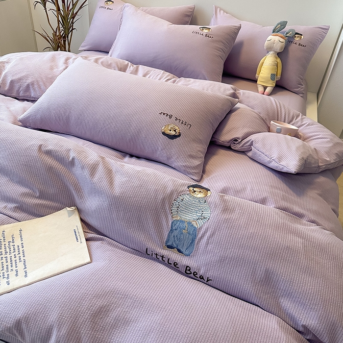 91家纺网 家纺一手货源 找家纺 眠帛家居 2024新款水洗棉提花刺绣四件套-熊先生 熊先生-丁香紫