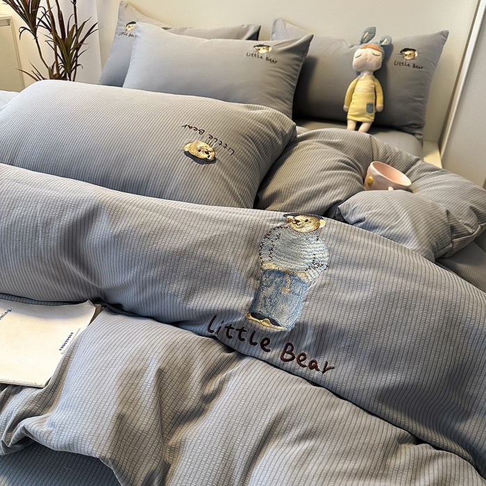 91家纺网 家纺一手货源 找家纺 眠帛家居 2024新款水洗棉提花刺绣四件套-熊先生 熊先生-雾灰