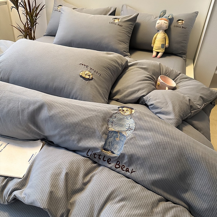 91家纺网 家纺一手货源 找家纺 眠帛家居 2024新款水洗棉提花刺绣四件套-熊先生 熊先生-雾灰