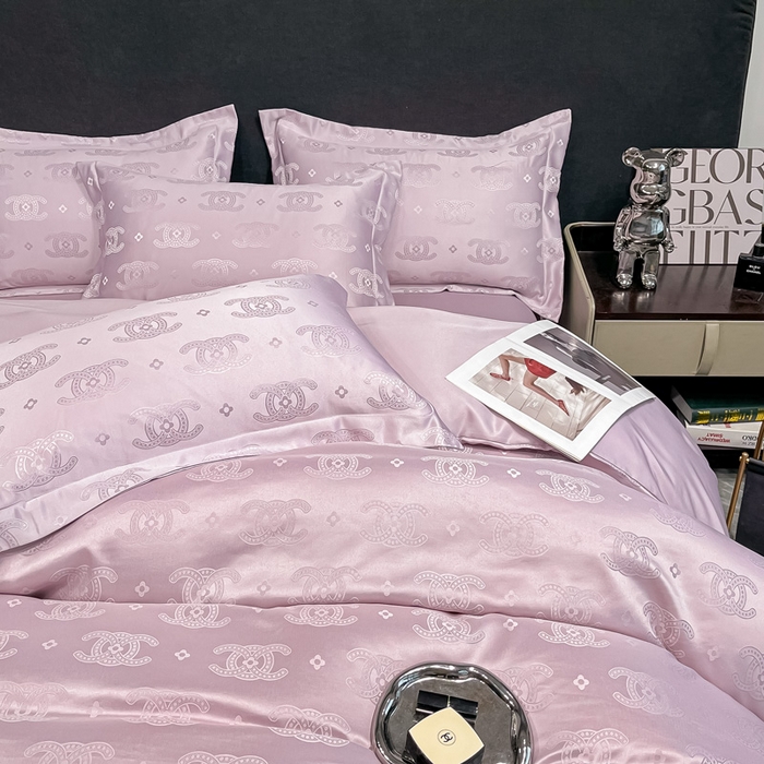 91家纺网 家纺一手货源 找家纺 宅家居 2024新款轻奢高精密贡缎提花臻品真丝四件套 香奈-紫色