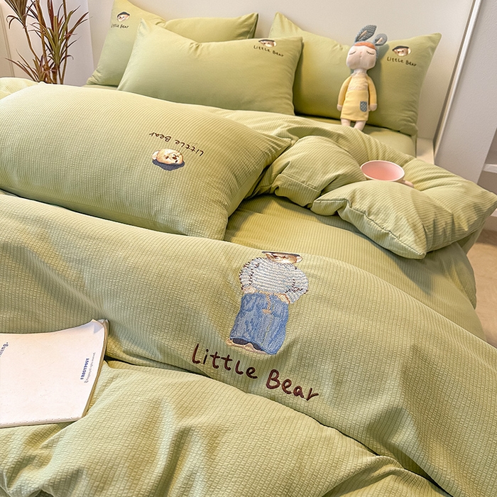 91家纺网 家纺一手货源 找家纺 眠帛家居 2024新款水洗棉提花刺绣四件套-熊先生 熊先生-奶油绿