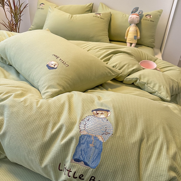 91家纺网 家纺一手货源 找家纺 眠帛家居 2024新款水洗棉提花刺绣四件套-熊先生 熊先生-奶油绿