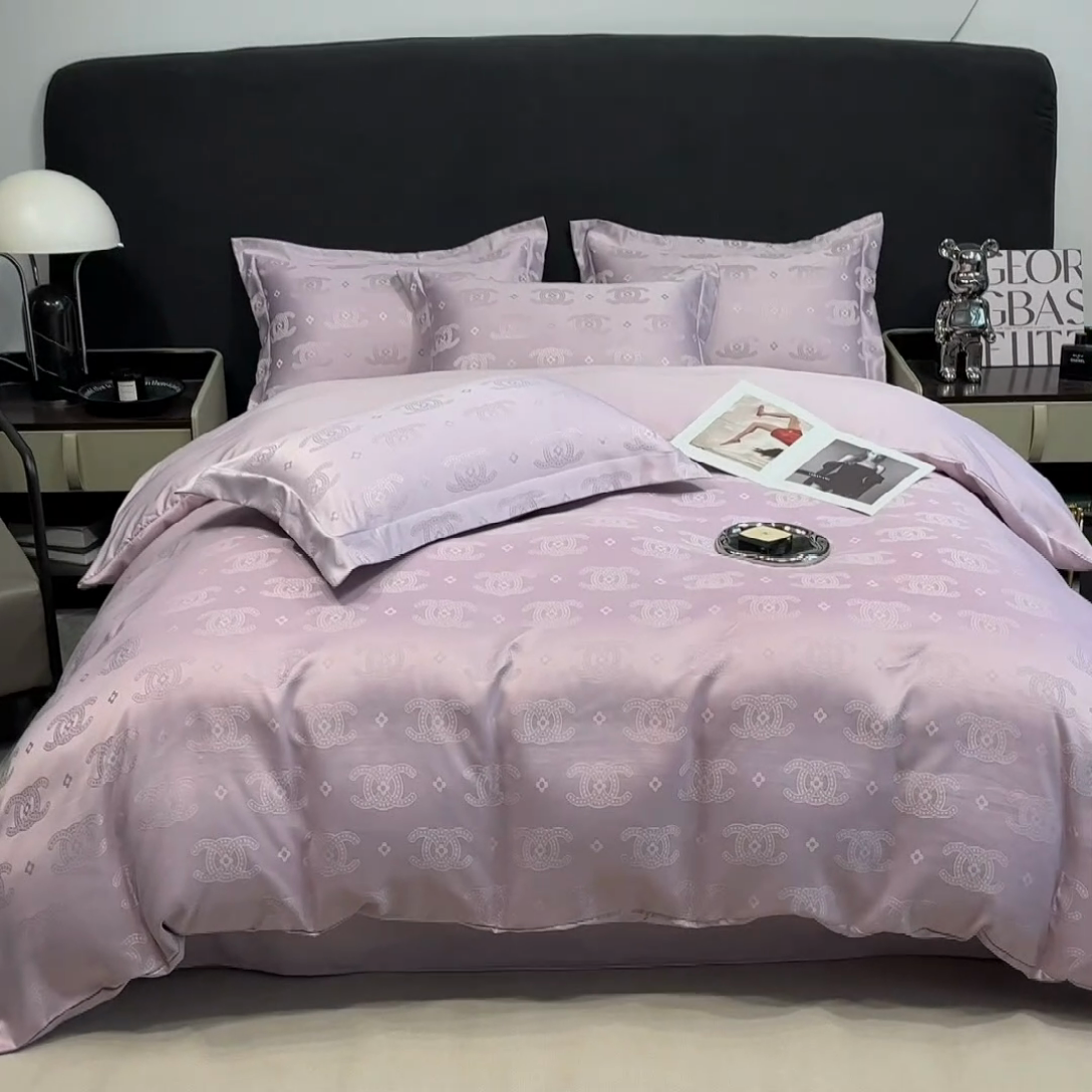 91家纺网 家纺一手货源 找家纺 宅家居 2024新款轻奢高精密贡缎提花臻品真丝四件套 香奈-紫色