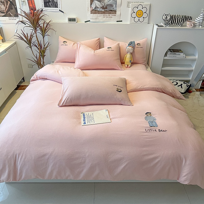 91家纺网 家纺一手货源 找家纺 眠帛家居 2024新款水洗棉提花刺绣四件套-熊先生 熊先生-藕粉