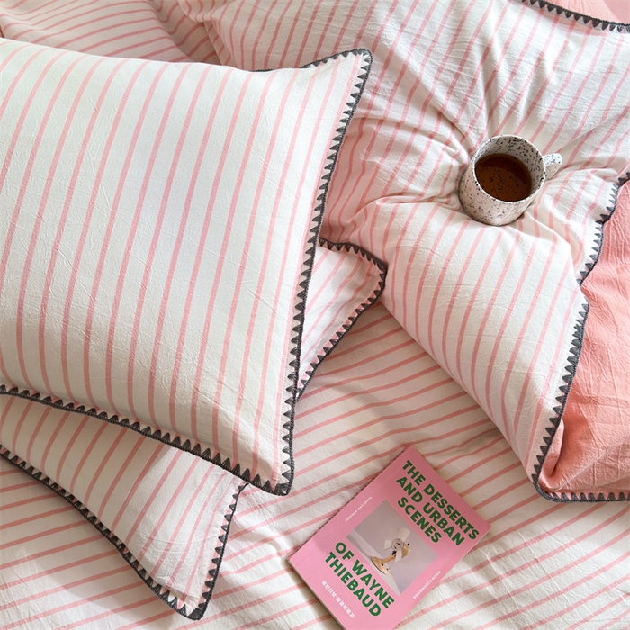 91家纺网 家纺一手货源 找家纺 晚依家纺 2024新款全棉色织水洗棉贝壳边绣三角针工艺四件套--单被套 诺言-粉