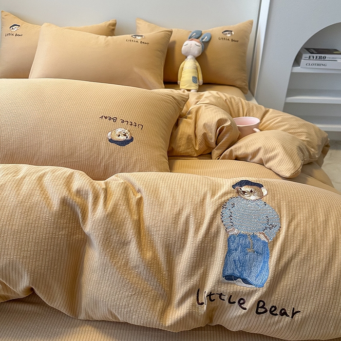 91家纺网 家纺一手货源 找家纺 眠帛家居 2024新款水洗棉提花刺绣四件套-熊先生 熊先生-奶咖