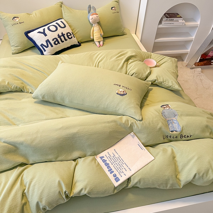 91家纺网 家纺一手货源 找家纺 眠帛家居 2024新款水洗棉提花刺绣四件套-熊先生 熊先生-奶油绿