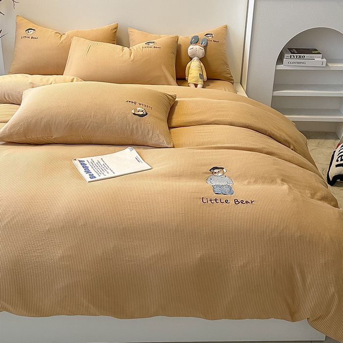 91家纺网 家纺一手货源 找家纺 眠帛家居 2024新款水洗棉提花刺绣四件套-熊先生 熊先生-奶咖