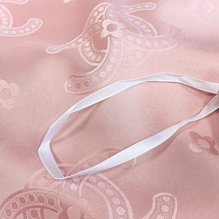 91家纺网 家纺一手货源 找家纺 宅家居 2024新款轻奢高精密贡缎提花臻品真丝四件套 香奈-粉色