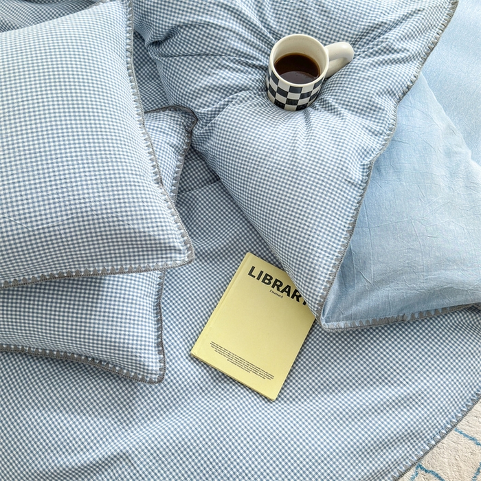 91家纺网 家纺一手货源 找家纺 晚依家纺 2024新款全棉色织水洗棉贝壳边绣三角针工艺四件套--单被套 遇见-浅蓝