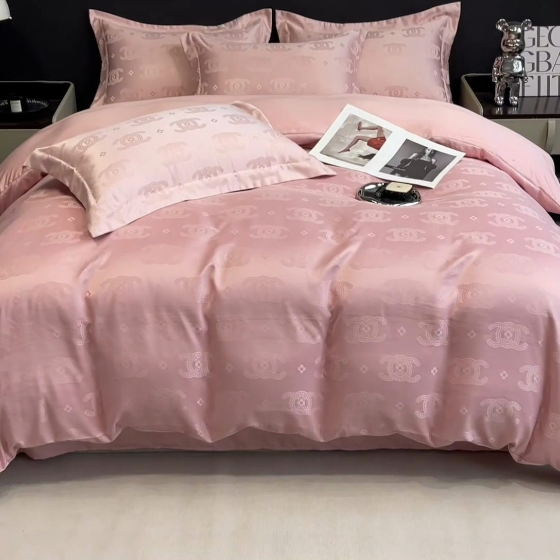91家纺网 家纺一手货源 找家纺 宅家居 2024新款轻奢高精密贡缎提花臻品真丝四件套 香奈-粉色