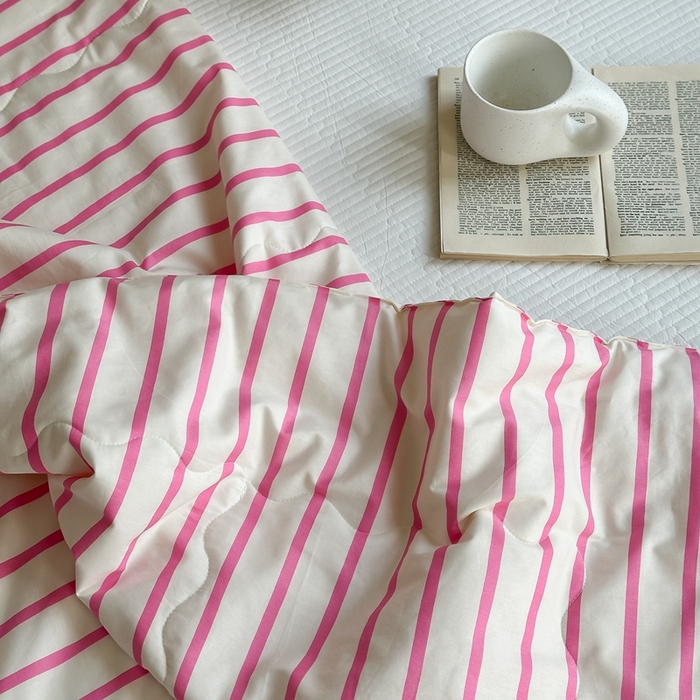 91家纺网 家纺一手货源 找家纺 洋铭区（原狠狠爱） 2024新款贝壳边全棉印花夏被 玫红小条