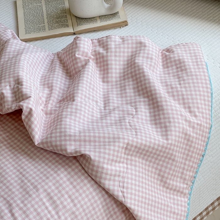 91家纺网 家纺一手货源 找家纺 洋铭区（原狠狠爱） 2024新款贝壳边全棉印花夏被 粉小格