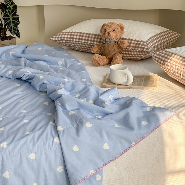 91家纺网 家纺一手货源 找家纺 洋铭区（原狠狠爱） 2024新款贝壳边全棉印花夏被 蓝色小心心