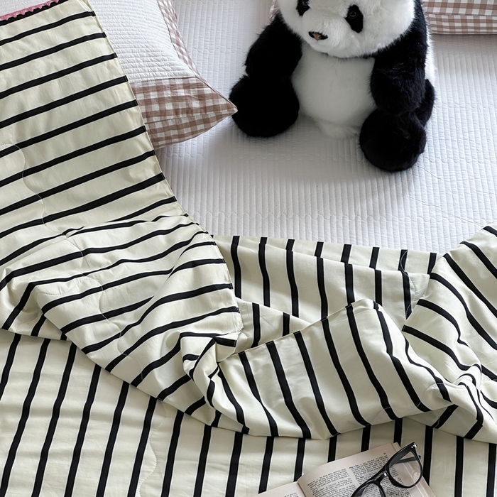 91家纺网 家纺一手货源 找家纺 洋铭区（原狠狠爱） 2024新款贝壳边全棉印花夏被 黑小条