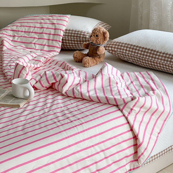 91家纺网 家纺一手货源 找家纺 洋铭区（原狠狠爱） 2024新款贝壳边全棉印花夏被 玫红小条