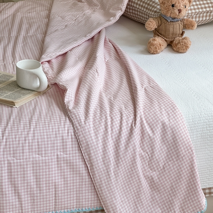 91家纺网 家纺一手货源 找家纺 洋铭区（原狠狠爱） 2024新款贝壳边全棉印花夏被 粉小格