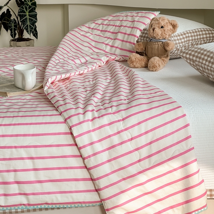 91家纺网 家纺一手货源 找家纺 洋铭区（原狠狠爱） 2024新款贝壳边全棉印花夏被 玫红小条