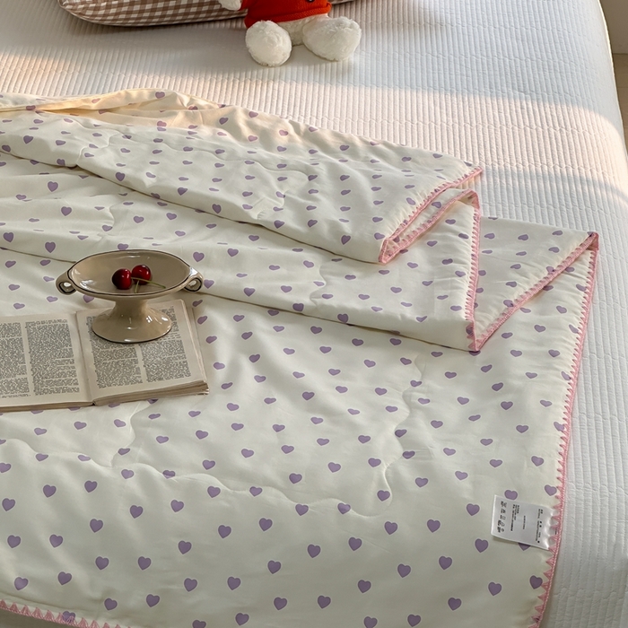 91家纺网 家纺一手货源 找家纺 洋铭区（原狠狠爱） 2024新款贝壳边全棉印花夏被 紫色小心心