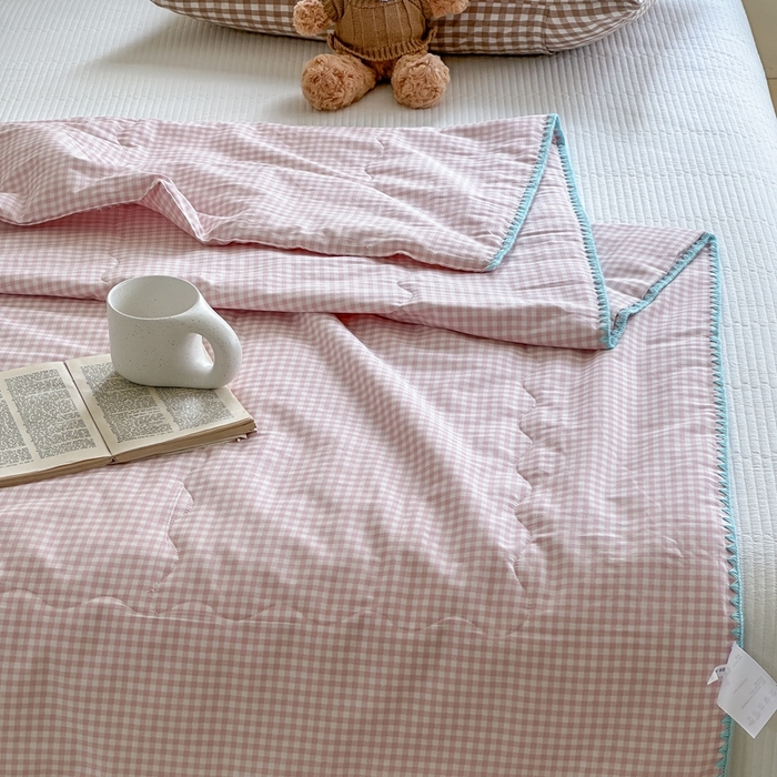 91家纺网 家纺一手货源 找家纺 洋铭区（原狠狠爱） 2024新款贝壳边全棉印花夏被 粉小格