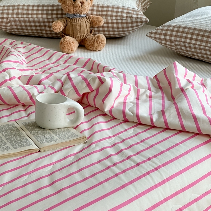 91家纺网 家纺一手货源 找家纺 洋铭区（原狠狠爱） 2024新款贝壳边全棉印花夏被 玫红小条