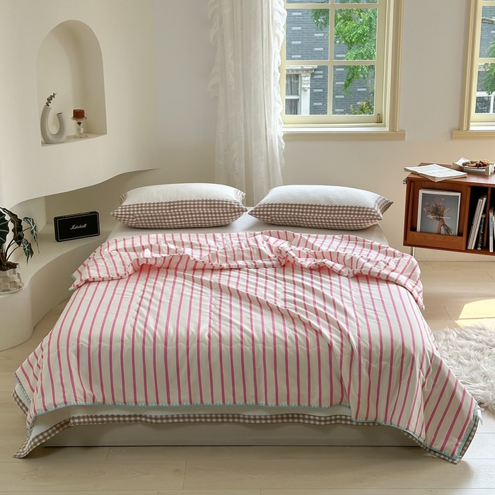 91家纺网 家纺一手货源 找家纺 洋铭区（原狠狠爱） 2024新款贝壳边全棉印花夏被 玫红小条