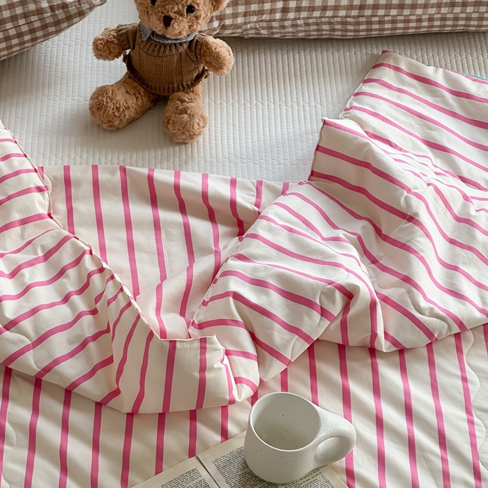 91家纺网 家纺一手货源 找家纺 洋铭区（原狠狠爱） 2024新款贝壳边全棉印花夏被 玫红小条