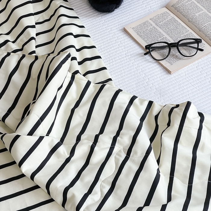 91家纺网 家纺一手货源 找家纺 洋铭区（原狠狠爱） 2024新款贝壳边全棉印花夏被 黑小条