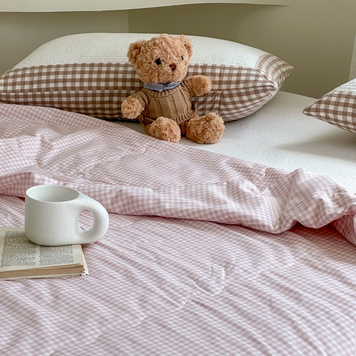 91家纺网 家纺一手货源 找家纺 洋铭区（原狠狠爱） 2024新款贝壳边全棉印花夏被 粉小格