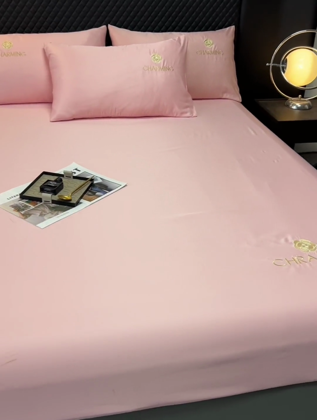 91家纺网 家纺一手货源 找家纺 笠裙家纺 2024新款水洗真丝刺绣床笠系列  柔粉色