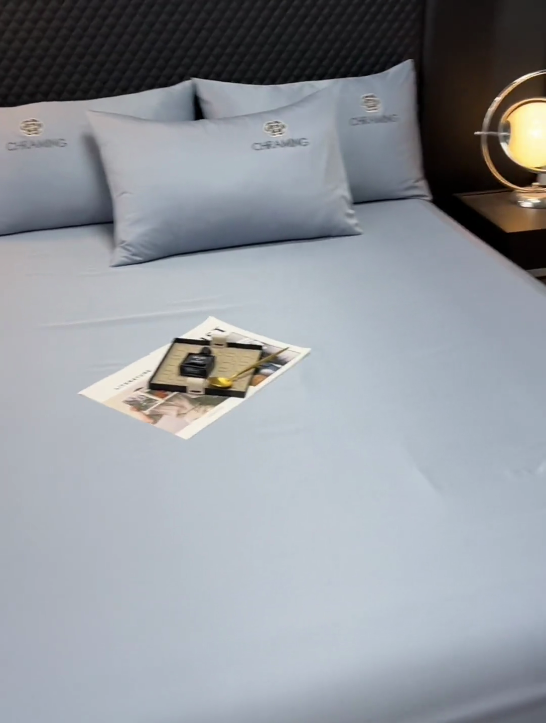 91家纺网 家纺一手货源 找家纺 笠裙家纺 2024新款水洗真丝刺绣床笠系列  绅士蓝