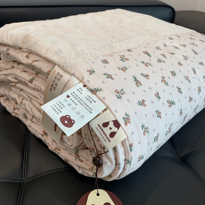 91家纺网 家纺一手货源 找家纺 奈萝 2024新款法式花边针织夏被春秋被 春天里