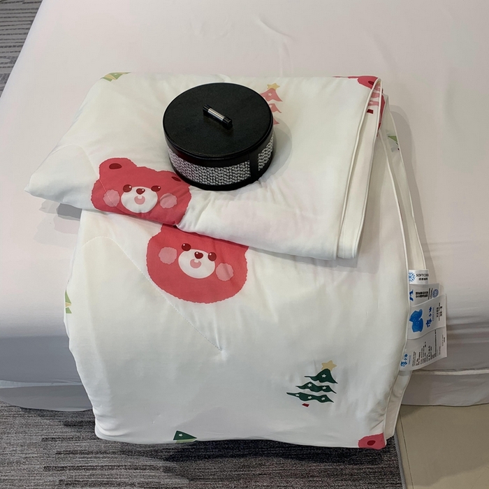 91家纺网 家纺一手货源 找家纺 奈萝家纺 2024新款A类凉感丝小凉皮夏被可机洗夏被新品空调被草莓熊