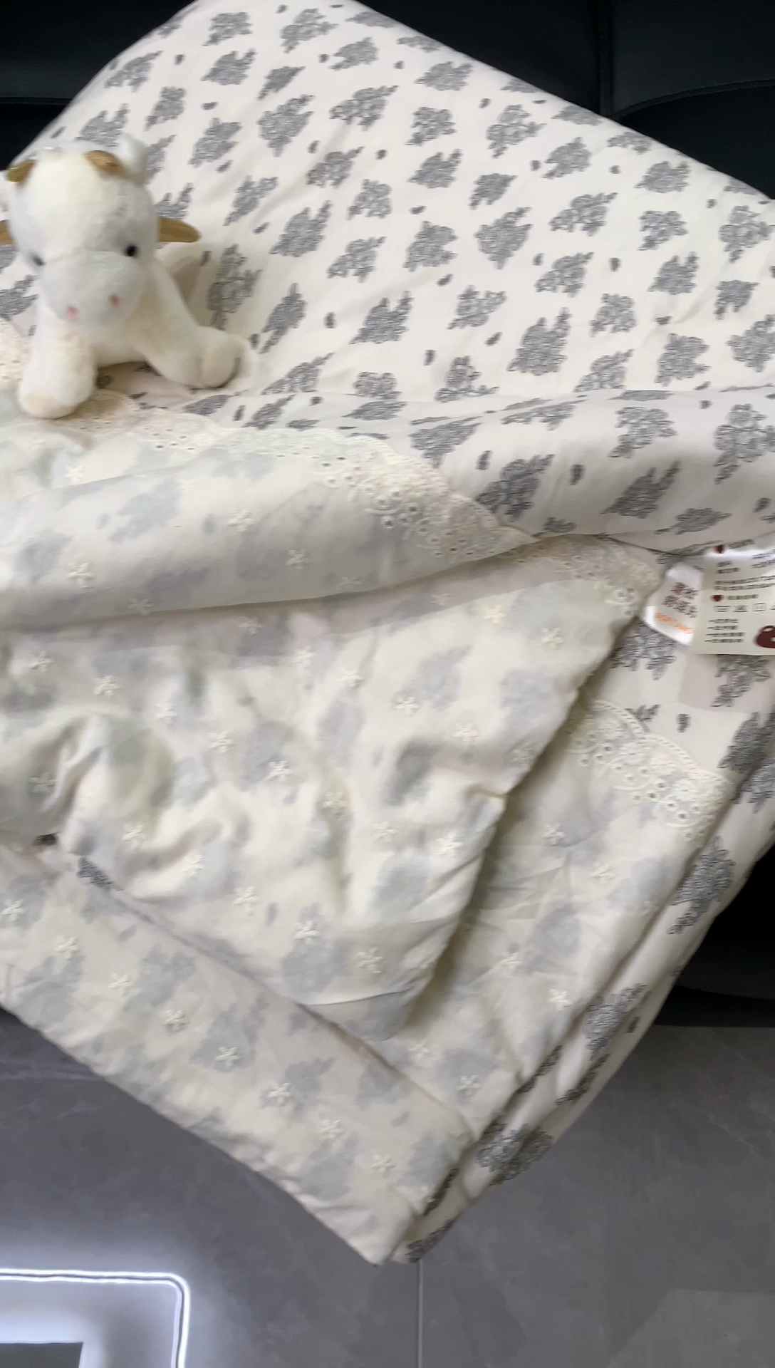 91家纺网 家纺一手货源 找家纺 奈萝 2024新款法式花边针织夏被春秋被 南法假日