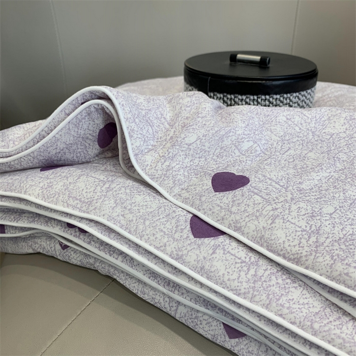 91家纺网 家纺一手货源 找家纺 莱豫家纺 2024新款小冰皮夏凉被锦纶氨纶面料空调夏被小爱心紫
