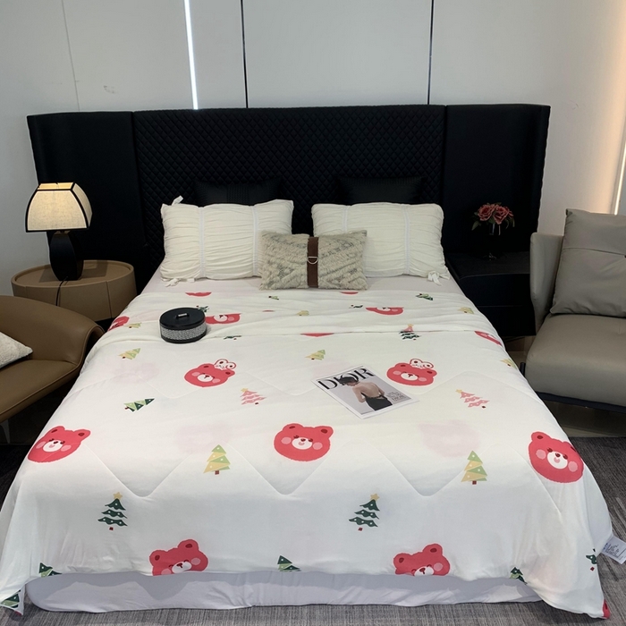 91家纺网 家纺一手货源 找家纺 奈萝家纺 2024新款A类凉感丝小凉皮夏被可机洗夏被新品空调被草莓熊