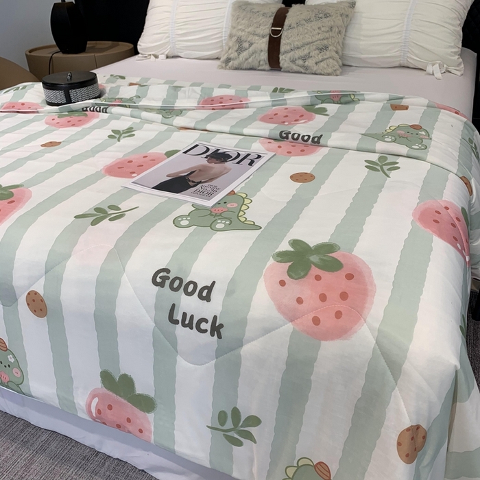 91家纺网 家纺一手货源 找家纺 奈萝家纺 2024新款A类凉感丝小凉皮夏被可机洗夏被新品空调被草莓恐龙