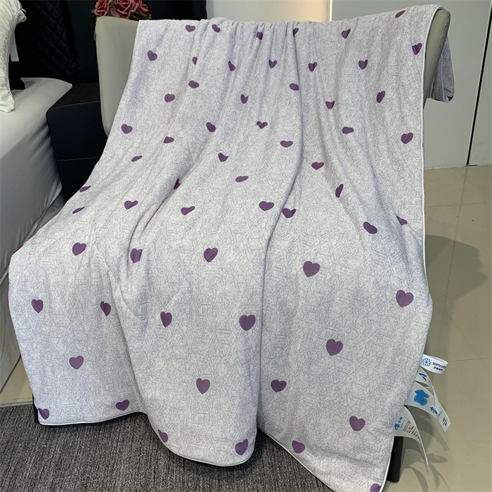 91家纺网 家纺一手货源 找家纺 莱豫家纺 2024新款小冰皮夏凉被锦纶氨纶面料空调夏被小爱心紫