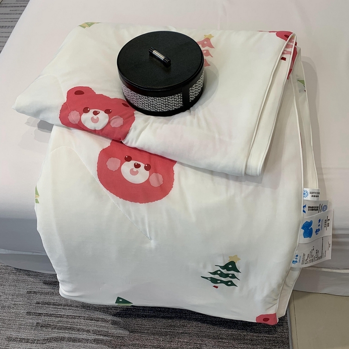 91家纺网 家纺一手货源 找家纺 奈萝家纺 2024新款A类凉感丝小凉皮夏被可机洗夏被新品空调被草莓熊