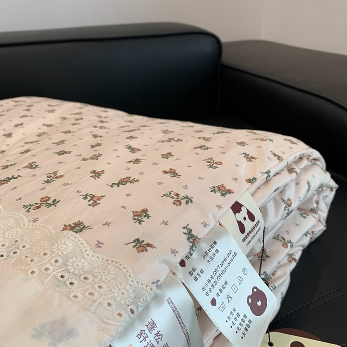 91家纺网 家纺一手货源 找家纺 奈萝 2024新款法式花边针织夏被春秋被 春天里