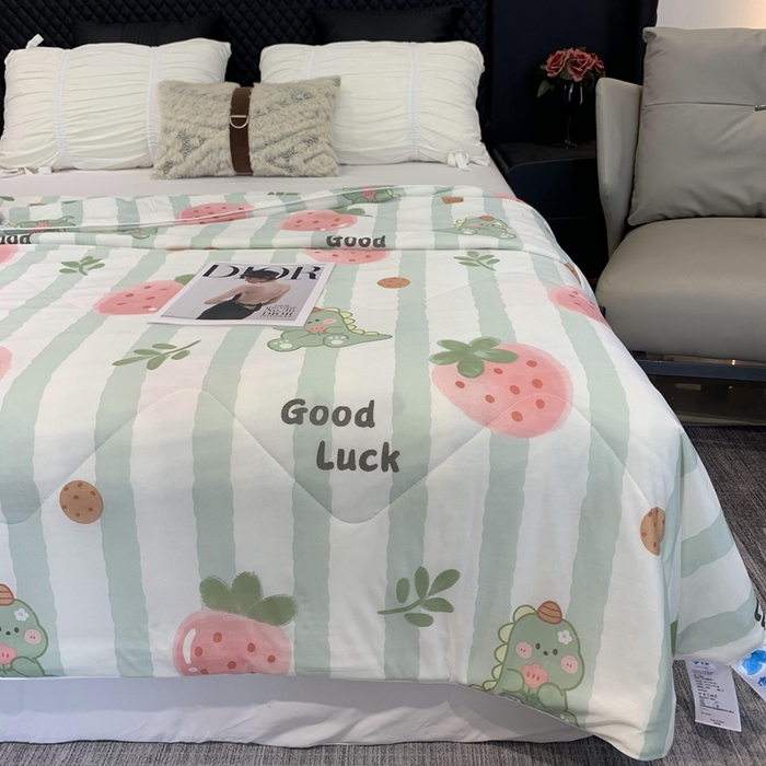 91家纺网 家纺一手货源 找家纺 奈萝家纺 2024新款A类凉感丝小凉皮夏被可机洗夏被新品空调被草莓恐龙