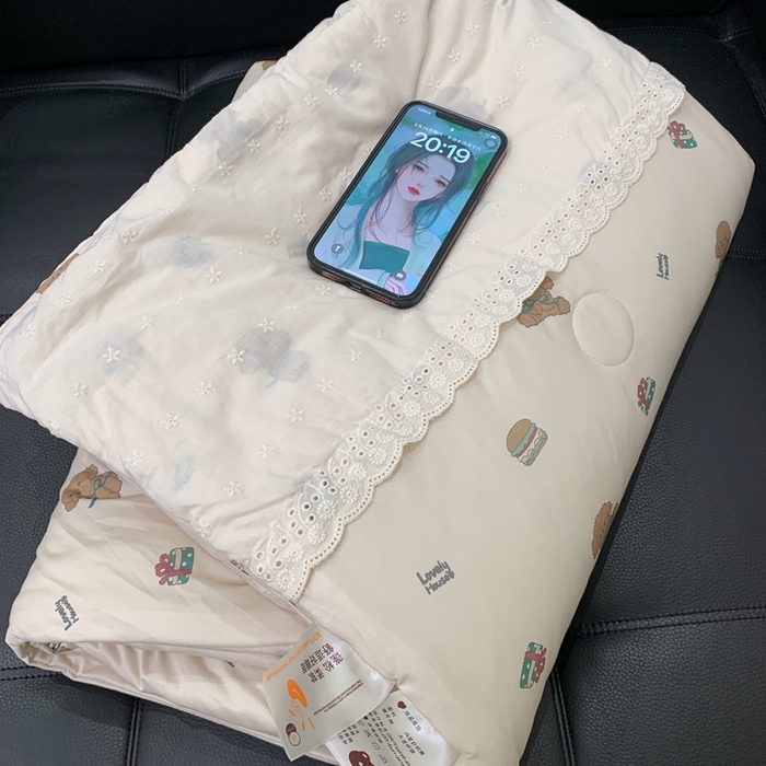 91家纺网 家纺一手货源 找家纺 奈萝 2024新款法式花边针织夏被春秋被 童趣