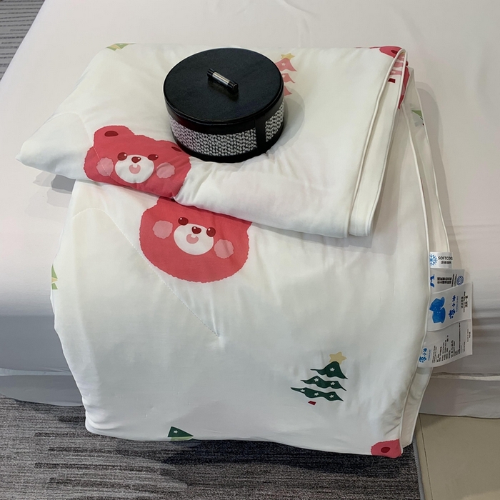 91家纺网 家纺一手货源 找家纺 奈萝家纺 2024新款A类凉感丝小凉皮夏被可机洗夏被新品空调被草莓熊