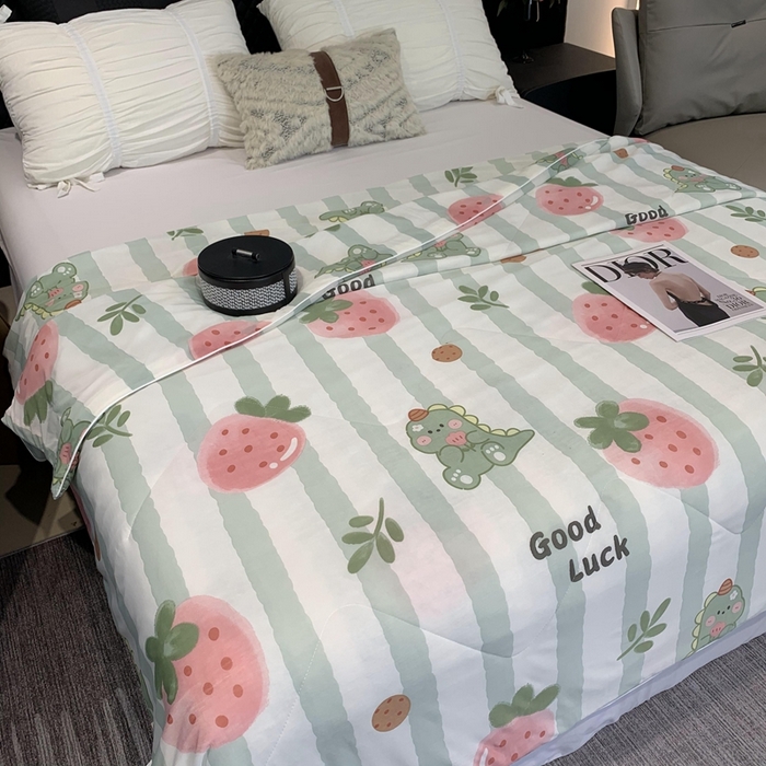 91家纺网 家纺一手货源 找家纺 奈萝家纺 2024新款A类凉感丝小凉皮夏被可机洗夏被新品空调被草莓恐龙