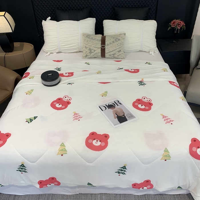 91家纺网 家纺一手货源 找家纺 奈萝家纺 2024新款A类凉感丝小凉皮夏被可机洗夏被新品空调被草莓熊