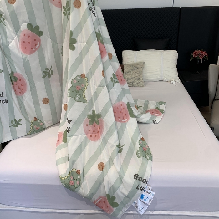 91家纺网 家纺一手货源 找家纺 奈萝家纺 2024新款A类凉感丝小凉皮夏被可机洗夏被新品空调被草莓恐龙