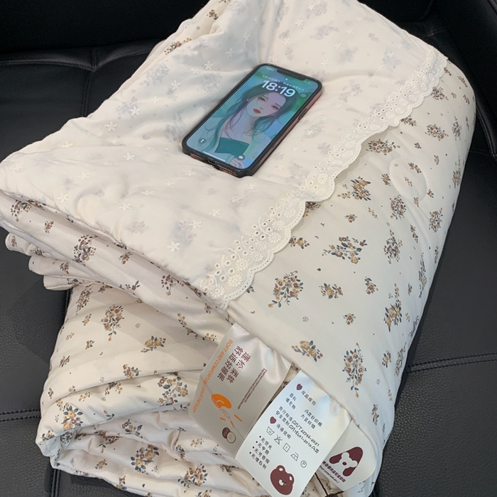 91家纺网 家纺一手货源 找家纺 奈萝 2024新款法式花边针织夏被春秋被 春日情