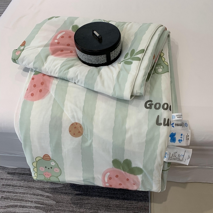 91家纺网 家纺一手货源 找家纺 奈萝家纺 2024新款A类凉感丝小凉皮夏被可机洗夏被新品空调被草莓恐龙